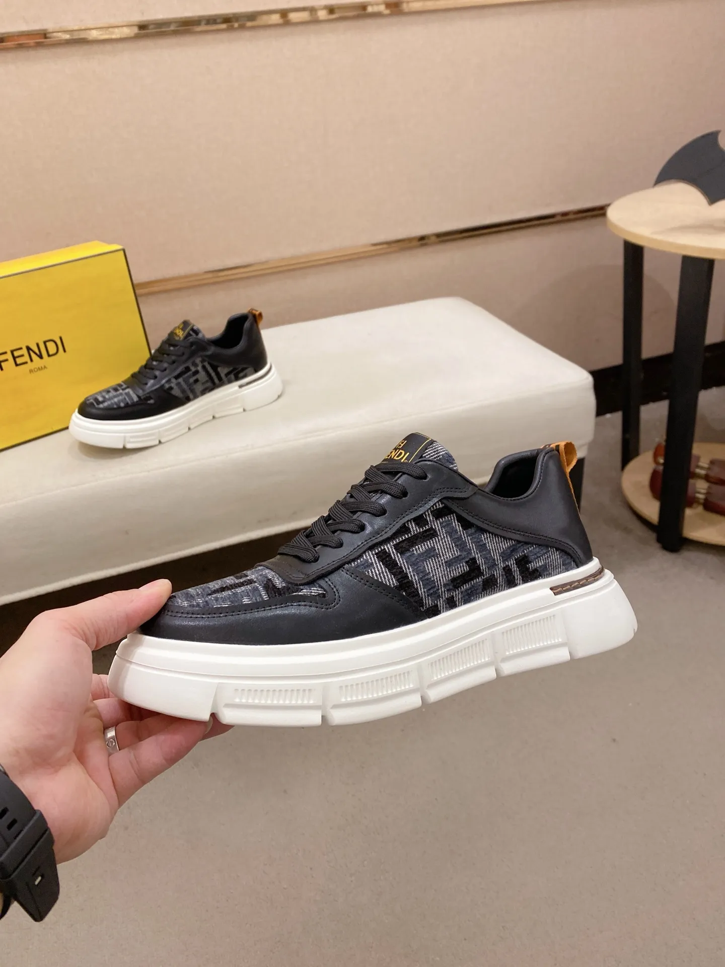 Factory price 400💰 (fendi) New style 👊🏻 upper 🇮🇹 imported cowhide fabric 🇩🇪 lining imported sheepskin lining. The original outsole is molded to highlight the identity of every man, and the upper foot is elegant and stable🚶🏻🚶🏻The high-end custom counters reproduce the original version📯No matter the wind or rain, the shoe last remains unchanged and can withstand the verification of time🔍️,🔵 Size: 38-44
